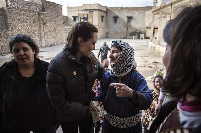 Fotogalerie: Herečka Angelina Jolie pózuje fotografům po konferenci k  novému filmu Nezlomní.