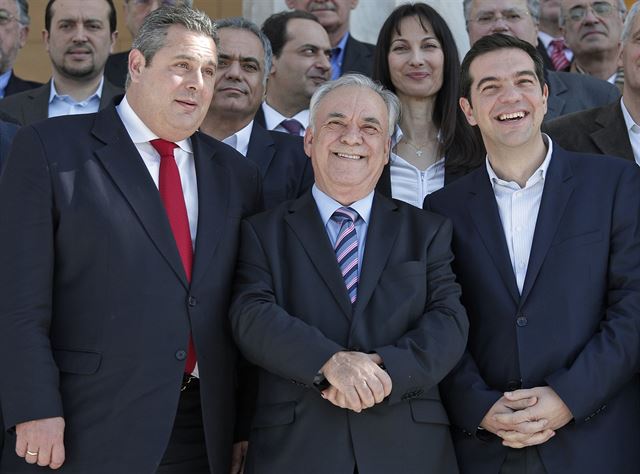 Fotogalerie: Noví řečtí ministři, předseda vlády Alexis Tsipras zcela  vpravo.