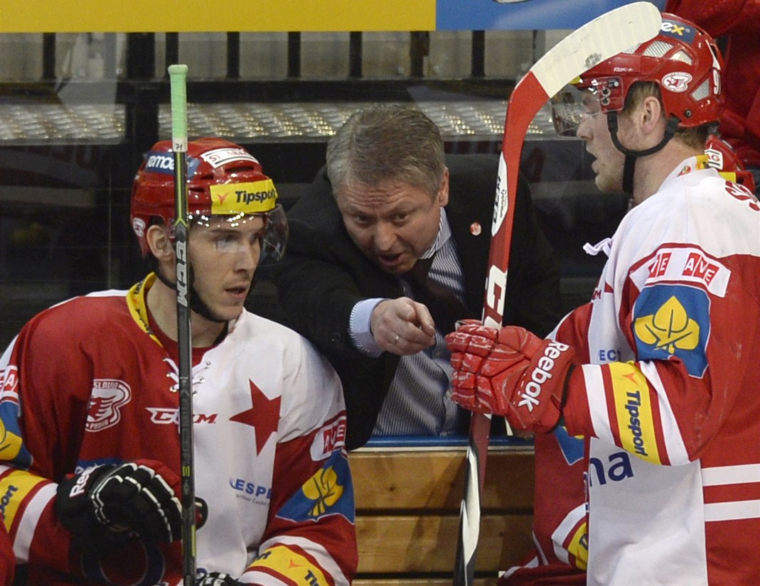 Trenér Slavie Du�an Gregor (uprost�ed).