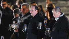 Francouzský prezident Holland b�hem pietního aktu v polské Osv�timi.