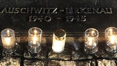 P�ipomínka vyhlazovacího tábora Osv�tim - B�ezinka s datací.