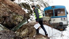 Vlak narazil do sesuvu kamení a zablokoval tak trasu mezi Jabloncem nad Jizerou... | na serveru Lidovky.cz | aktuální zprávy