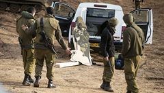 Izraeltí vojáci u cviných papírových postav v Golanských výinách.