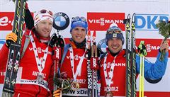 Stupn� vít�z� po mu�ském závod�. Zleva: Simon Eder, Simon Schempp, Jevgenij...