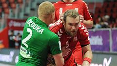 Český házenkář Pavel Horák se probíjí do útoku v utkání s Běloruskem.