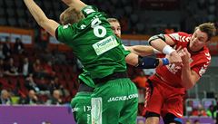 Filip Jícha mezi dvojicí b�loruských protihrá��.