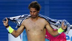 Rafael Nadal se osu�uje b�hem zápasu s Timem Smyczekem.