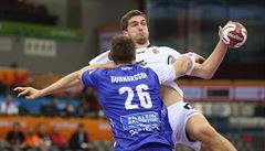 Miroslav Jurka bojuje s Islan�anem Gunnarssonem.