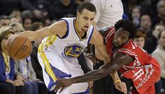 Stephen Curry z Golden State Warriors (vlevo) a Patrick Beverley z  Houston...