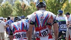 Potrhané dresy i ke cyklist ve finii tvrté etapy Tour Down Under.