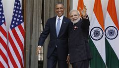Barack Obama a premiér Indie Narendra Módí mávají novinám