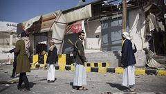 �íit�tí povstalci u budovy zni�ené b�hem ozbrojených st�et� s jemenskou armádou.