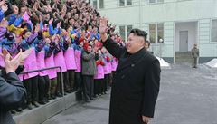 Severokorejský vdce Kim ong-un zdraví pracovníky obuvní továrny v...