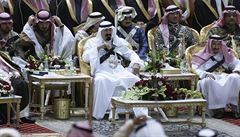 Král Abdalláh (uprostřed) dohlíží na slavnostní tanec (archivní snímek z února...