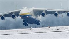 84 metrů dlouhý, 175 tun. Největší letoun na světě přistál v Mošnově