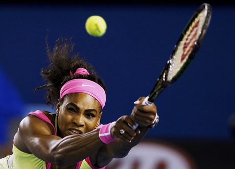Serena Williamsov odvrac jeden z der Marii arapovov ve finle Australian...