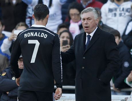 Ronaldo odchází kolem trenéra Realu Madrid Carla Ancelottiho ze hit.