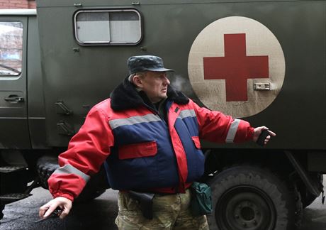 Zdravotnk Nrodn gardy ped nemocnic ve vchodoukrajinskm Artemivsku.