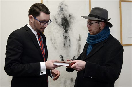 Literární historik Martin C. Putna p�inesl na Pra�ský hrad výtisk své knihy o...