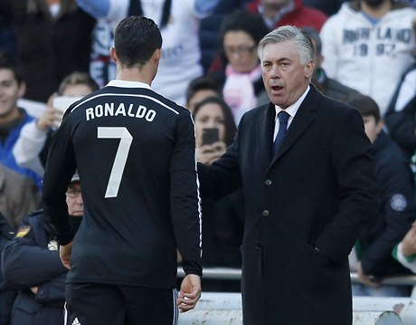 Ronaldo odchází kolem trenéra Realu Madrid Carla Ancelottiho ze hit.