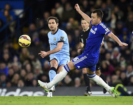 Dlouholetí spoluhrái Frank Lampard z Manchesteru City (vlevo) a John Terry z...