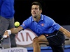 Srbský tenista Novak Djokovi se natahuje po míku.
