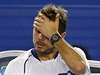 Co mám změnit? Utrápený Wawrinka během semifinále Australian Open.