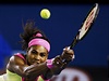 Serena Williamsová odvrací jeden z úder Marii arapovové ve finále Australian...