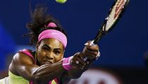Serena Williamsová odvrací jeden z úderů Marii Šarapovové ve finále Australian...