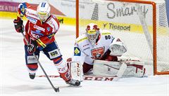 Zleva Luká� Radil z Pardubic a branká� Ond�ej Kacetl z Hradce Králové.