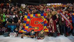 Spole�né fotografování ú�astník� kampan� Sparta vzdává hold.