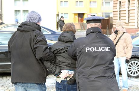 V Jirkov na Chomutovsku policisté ped mstským úadem zadreli mue, který...