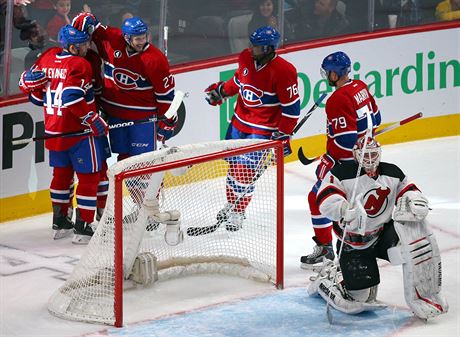 Montreal Canadiens slaví jeden ze esti gól nad New Jersey. ech Tomá...