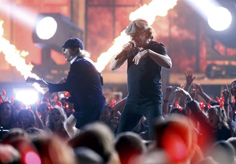 Na pedávání cen Grammy vystoupili i legendární australtí rockei AC/DC