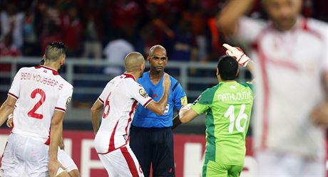 Co to psk? Reakce tuniskch fotbalist na vrok rozhodho.