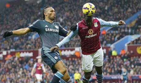 Didier Drogba (vlevo) a Aly Cissokho.