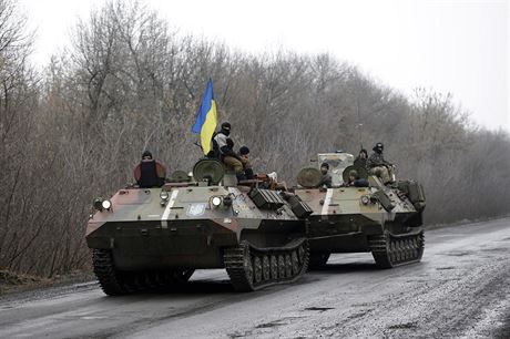 Ukrajinské jednotky na silnici vedoucí do Artemivsku.