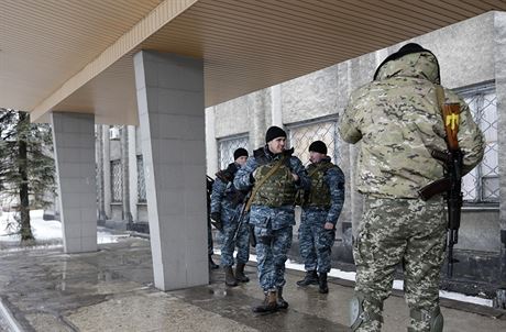 Ukrajintí vojáci ped budovou mstské radnice v Debalcevu.