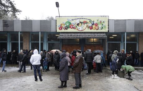 Evakuovan lid z Debalceva ekaj na obd ve mst Svjatohirsk.