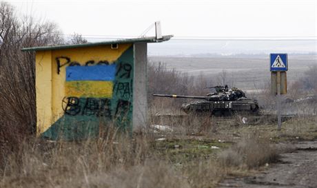Ukrajinsk tank projd polem u msta Debalceve.