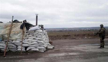 Ukrajinsk vojk na kontrolnm stanoviti u Debalceve.
