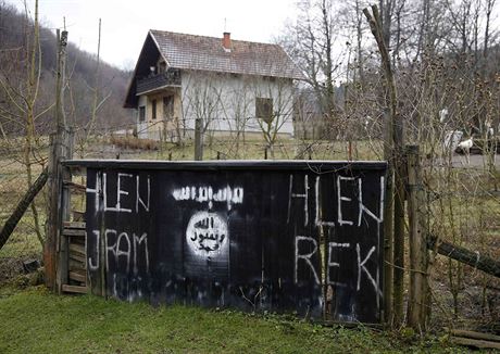 Vlajky a npisy odkazujc na extremistick hnut Islmsk stt v bosensk obci...