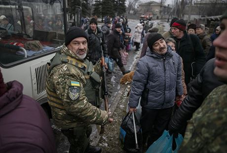 Ukrajint vojci pomhaj evakuovat civilisty z Debalceva.
