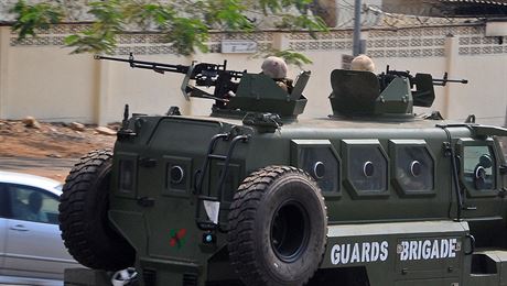Písluníci nigerijské armády steí ulice hlavního msta Abuja (ilustraní...