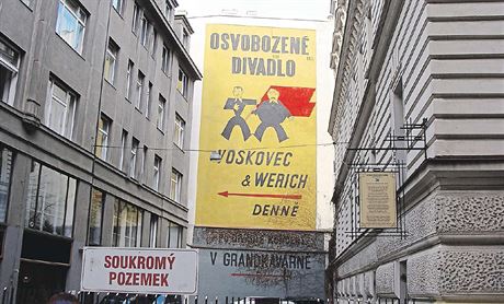 Nedávno restaurovaná reklama na pedstavení Osvobozeného divadla v Polívkov...