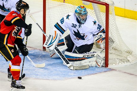 NHL: Branká San Jose Alex Stalock (32), vlevo levé kídlo Calgary Jií Hudler...