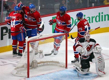Montreal Canadiens slaví jeden ze esti gól nad New Jersey. ech Tomá...