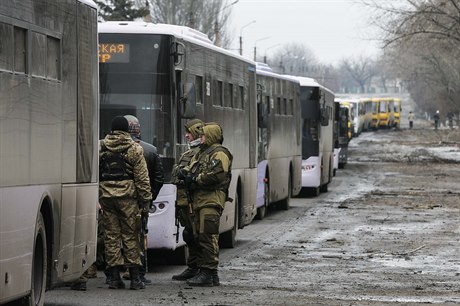 lenové ozbrojených sil Doncké lidové republiky stojí vedle autobus a kamion...