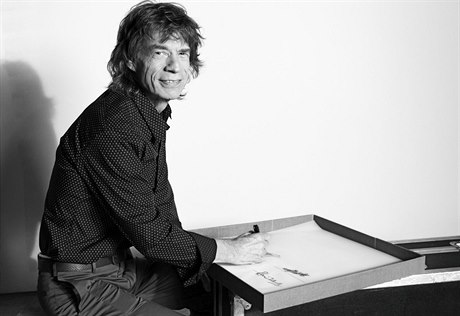 Mick Jagger podepisuje knihu o Rolling Stones.