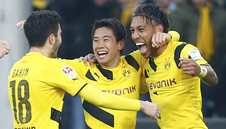 Gólová radost. Fotbalisté Dortmundu se radují ze vstřelené branky.